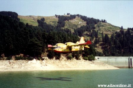 Canadair sul lago Ampollino