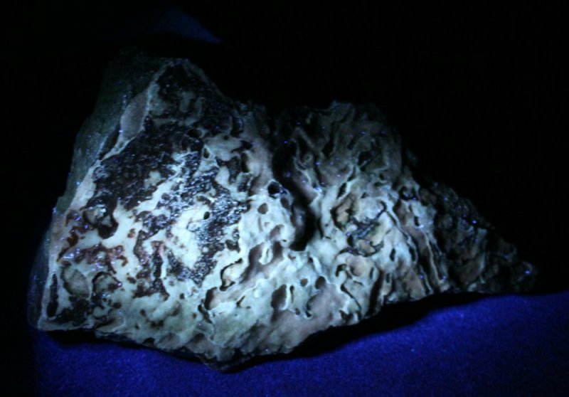 Aragonite della Sila Piccola sotto UVA