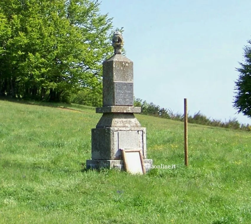 Monumento a Nicola Misasi sul valico di Monte Scuro in Sila